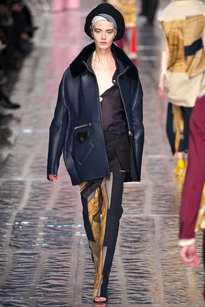 Look 16